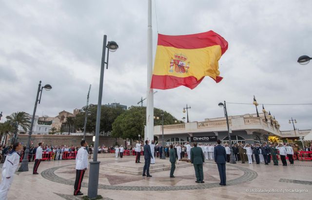 Las Fuerzas Armadas conmemoraron su día festivo con el arriado solemne de bandera