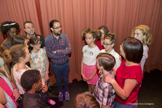 Pequeños y jóvenes de la Escuela Municipal de Teatro despidieron el curso en El Luzzy