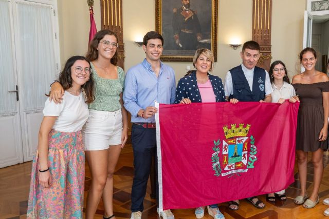 La alcaldesa recibe a una representación de los jóvenes que asistirán a la Jornada de la Juventud con el Papa en Lisboa