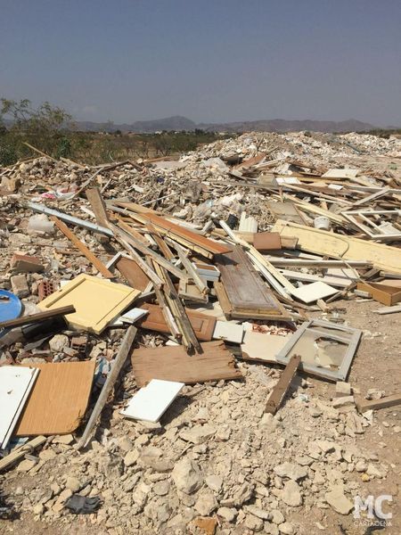 MC Cartagena denunciará el arrojo ilegal de escombros en la Rambla de Benipila a su paso por el Paraje de Los Segados