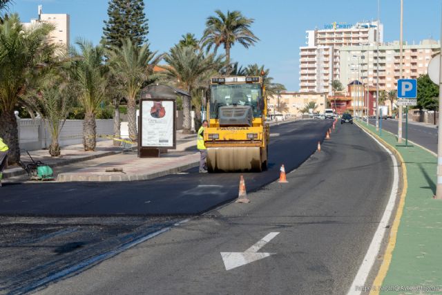 Infraestructuras realiza obras de asfaltado en La Manga e Islas Menores