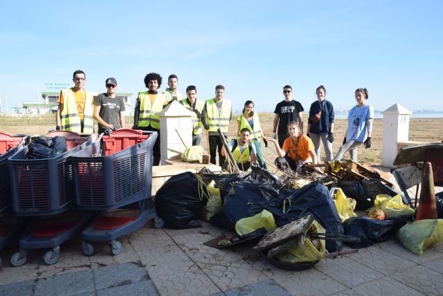 Estudiantes de Ingeniería de Recursos Minerales y Energía limpian la playa de Los Nietos
