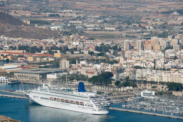 La UPCT estudiará las emisiones contaminantes de los cruceros en el Puerto de Cartagena