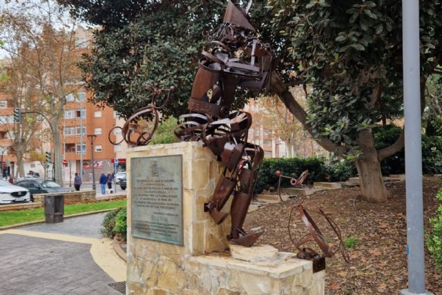 Restaurada la escultura de ´El flautista de Hamelín´ en el Parque de los Juncos