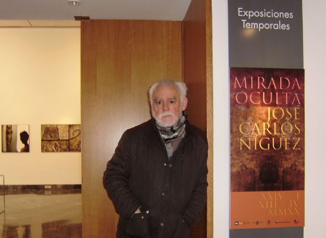 José Carlos Ñíguez guiará su exposición ´Mirada oculta´ este sábado en el Teatro Romano