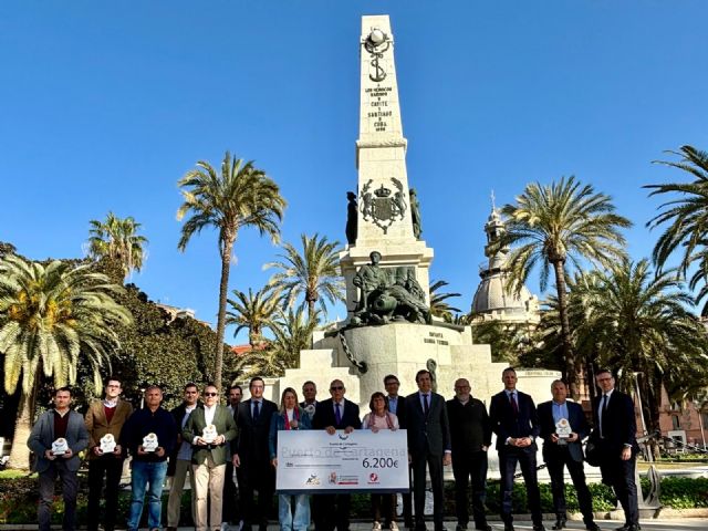 Esclerosis Múltiple de Cartagena y Comarca recibe el cheque solidario de la Carrera 10K Puerto de Cartagena