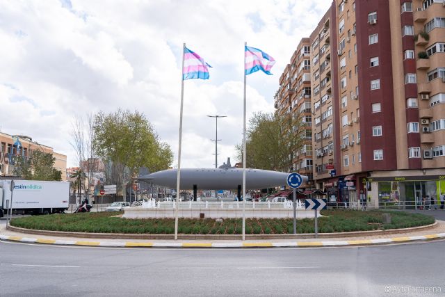 La bandera Trans ondea en la Fuente del Submarino Peral para dar visibilidad a este colectivo
