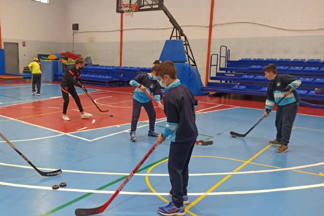 El C.H. Cartagena lleva el hockey en línea al CEIP Virgen del Carmen con el Programa ADE