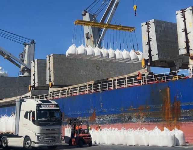 El Puerto de Cartagena acoge una gran operativa de descarga de 23.000 toneladas de azúcar ensacada