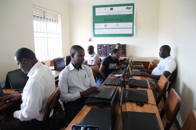 La UPCT monta en Uganda salas de docencia multimedia