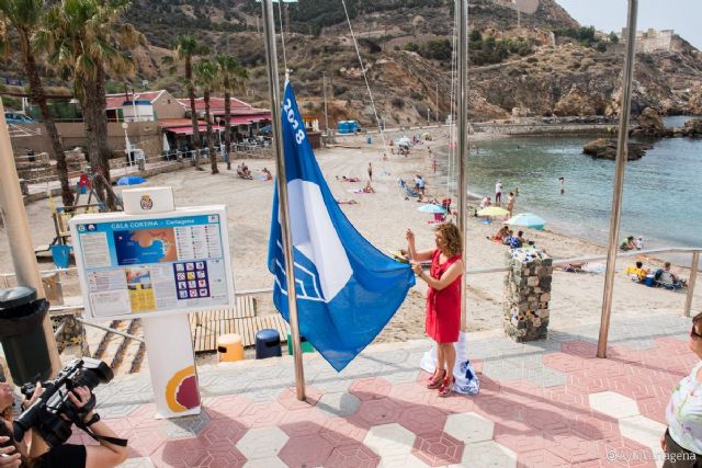 En las playas de Cartagena ya lucen las Banderas Azules y de Q de Calidad Turística