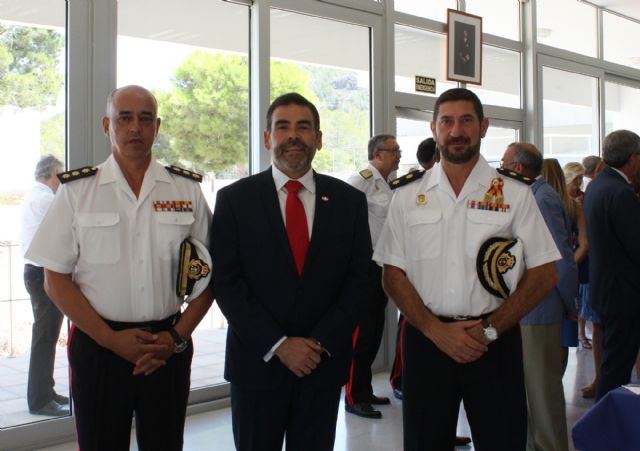 José López da la bienvenida al nuevo mando de la Escuela de Infantería de Marina