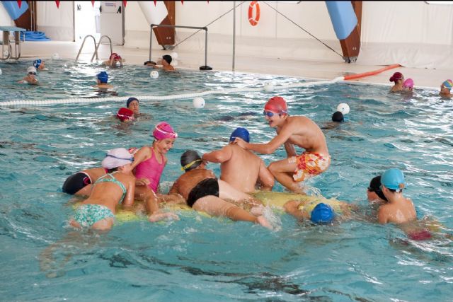 Clausura de las piscinas de verano de la Concejalía de Deportes en las que han participado mil niños
