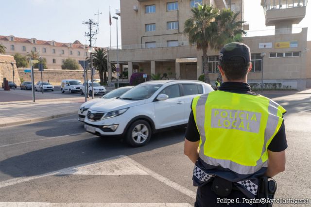 La Policía Local denuncia a 11 conductores por usar el teléfono móvil en Cartagena
