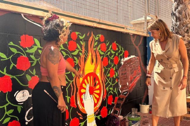 Un mural destaca la valentía de las mujeres gitanas en Cartagena