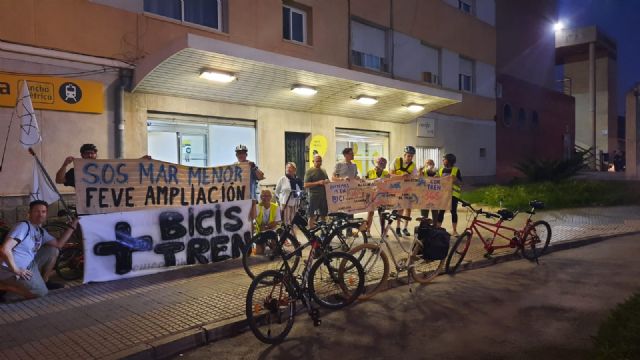 Protesta por la prohibición de Renfe para poder subir las bicicletas al tren