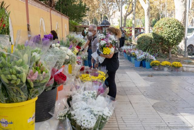 El tradicional mercadillo de flores de Todos los Santos abre desde este sábado