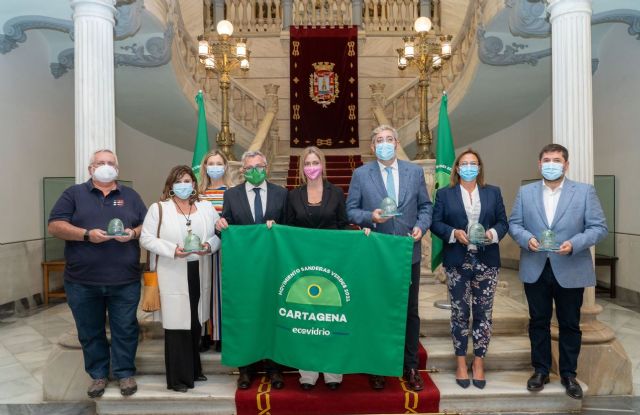 Cartagena gana la Bandera Verde de Ecovidrio por su compromiso con la sostenibilidad y el reciclaje de vidrio en verano