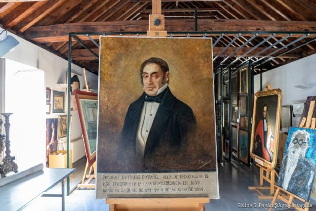 El taller municipal de restauración finaliza el tratamiento de conservación del retrato del alcalde Juan Butigieg Ybañez