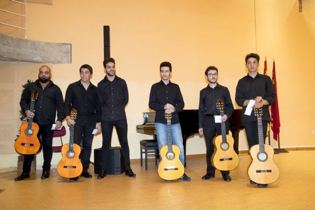 Seis jóvenes deleitan al público en la final de guitarra flamenca de Entre Cuerdas y Metales
