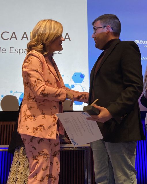 Foto de la entrega del premio como mejor docente de España de manos de la ministra de educación en la ceremonia de premios 2022