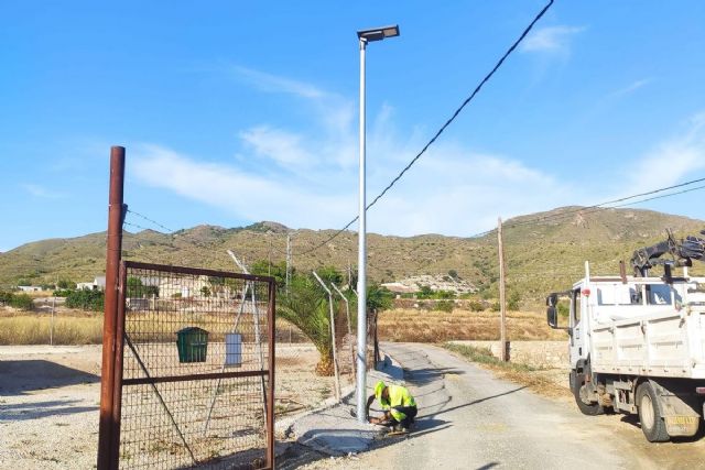 Infraestructuras instala dos nuevas luminarias solares en la zona oeste del municipio