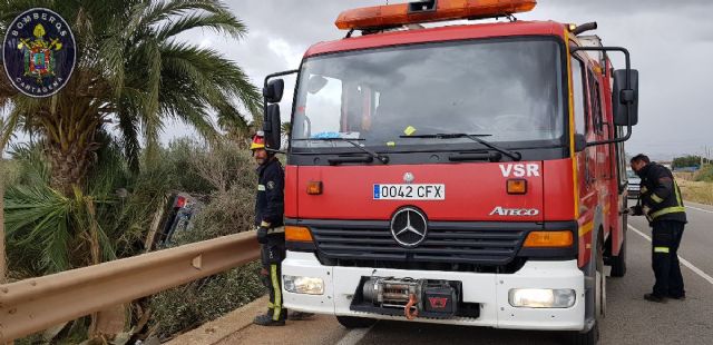 Bomberos Cartagena rescata a una mujer que había sufrido un accidente en la carretera de La Puebla