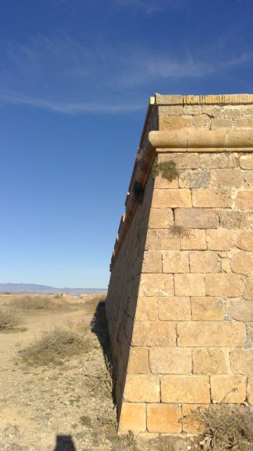 Desarrollo Sostenible y Patrimonio Arqueológico concluyen las labores de limpieza y adecuación del Castillo de la Atalaya y el refugio de la muralla de Felipe V