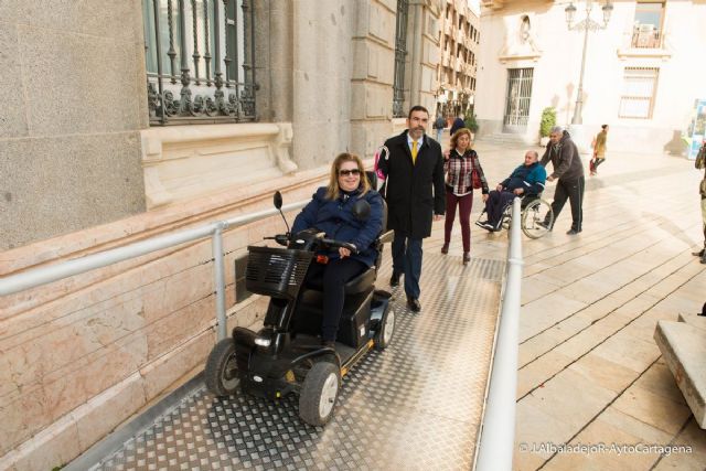 El Palacio Consistorial ya cuenta con una rampa desmontable para facilitar el acceso a personas con discapacidad