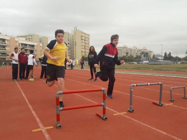 Cerca de un centenar de alumnos del colegio Hispania viven una jornada de atletismo con el programa ADE