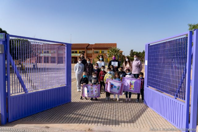 El CEIP Vicente Medina ya cuenta con una puerta violeta como acceso principal para fomentar la Igualdad