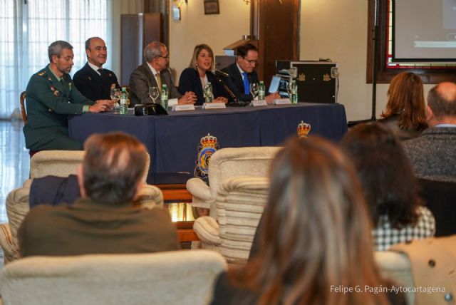 La alcaldesa demanda más medios para la investigación y extracción del patrimonio histórico en la jornada que celebran los fiscales de medio ambiente en Cartagena