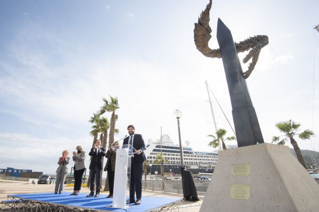 López Miras inaugura en Cartagena una escultura de homenaje a los judíos españoles, 'símbolo de unión y herencia compartida'