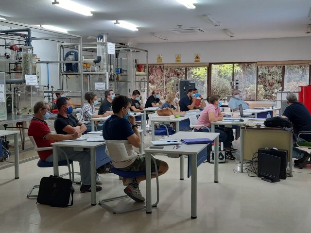 La Comunidad lanza 74 cursos para formar a más de mil desempleados en puestos con alta demanda en el área industrial de Cartagena